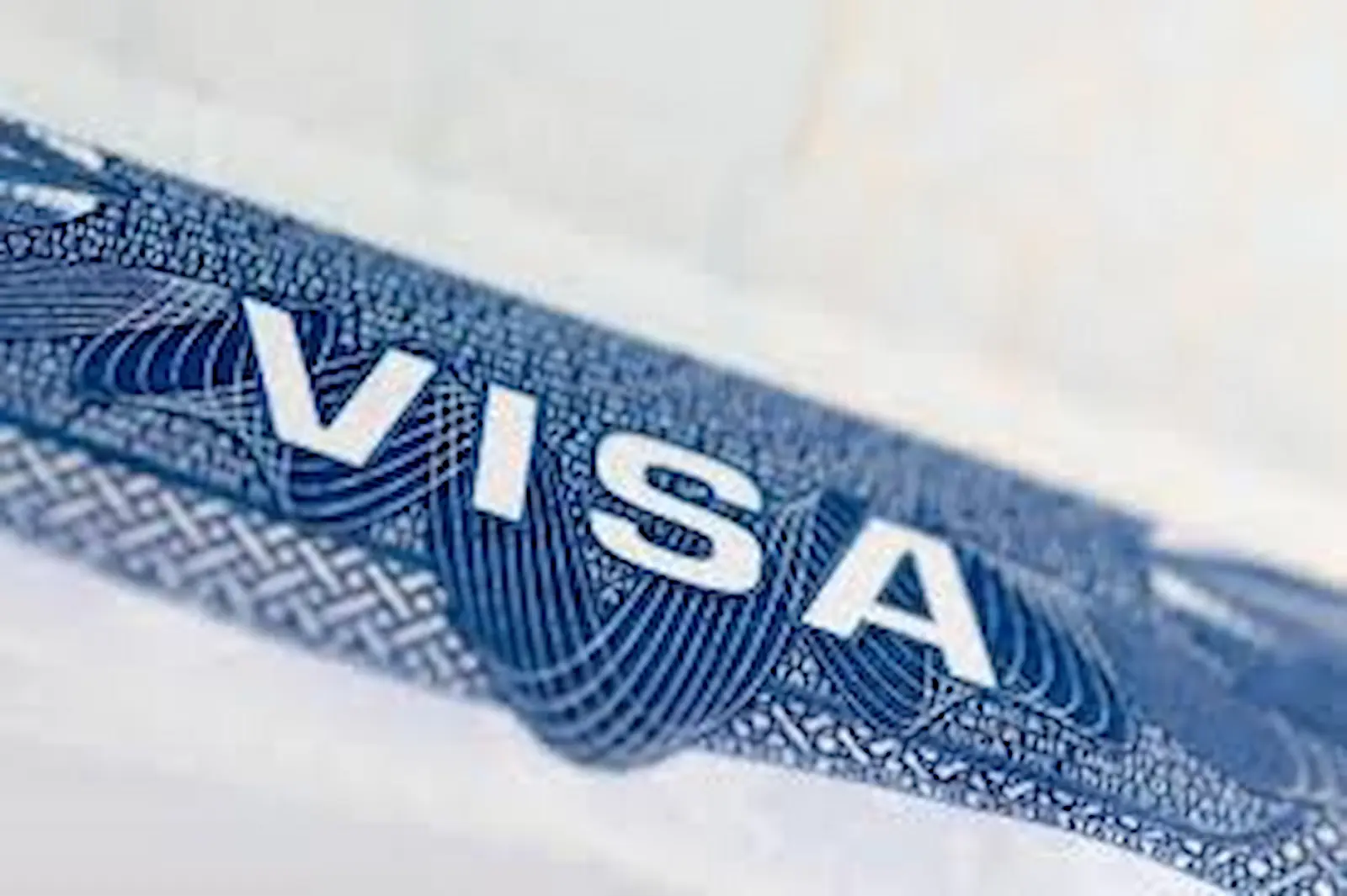 How to manage your finances while traveling on a US visa